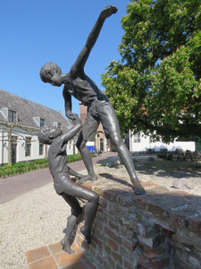 844003 Afbeelding van het bronzen beeldhouwwerk 'De Handreiking' van Margriet Barends uit 1991, op het Kasteelplein te ...